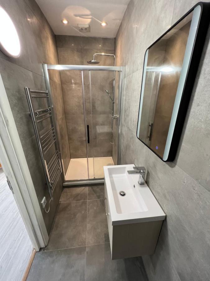 Double Room With En Suite Brand New Лондон Экстерьер фото